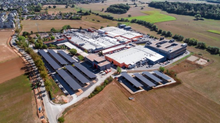 Ceratizit – Réalisation d‘un carport solaire avec l’intégration d’une infrastructure de charge pour véhicules électriques